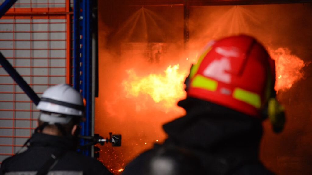Use of high-pressure water mist to extinguish fires in the storage rack batteries