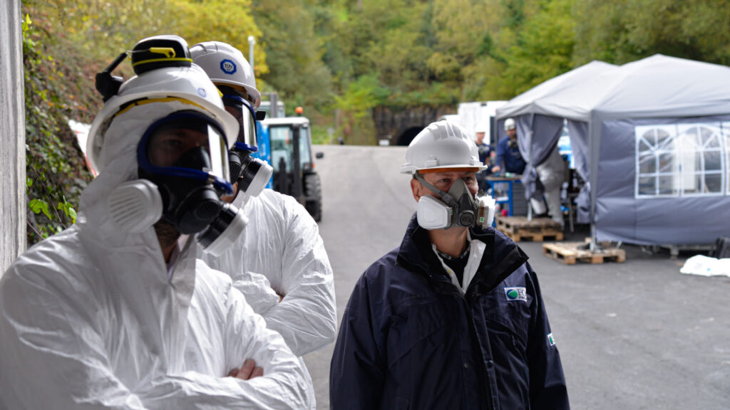 Observers of the fire tests, including Rüdiger Kopp, Managing Director FOGTEC